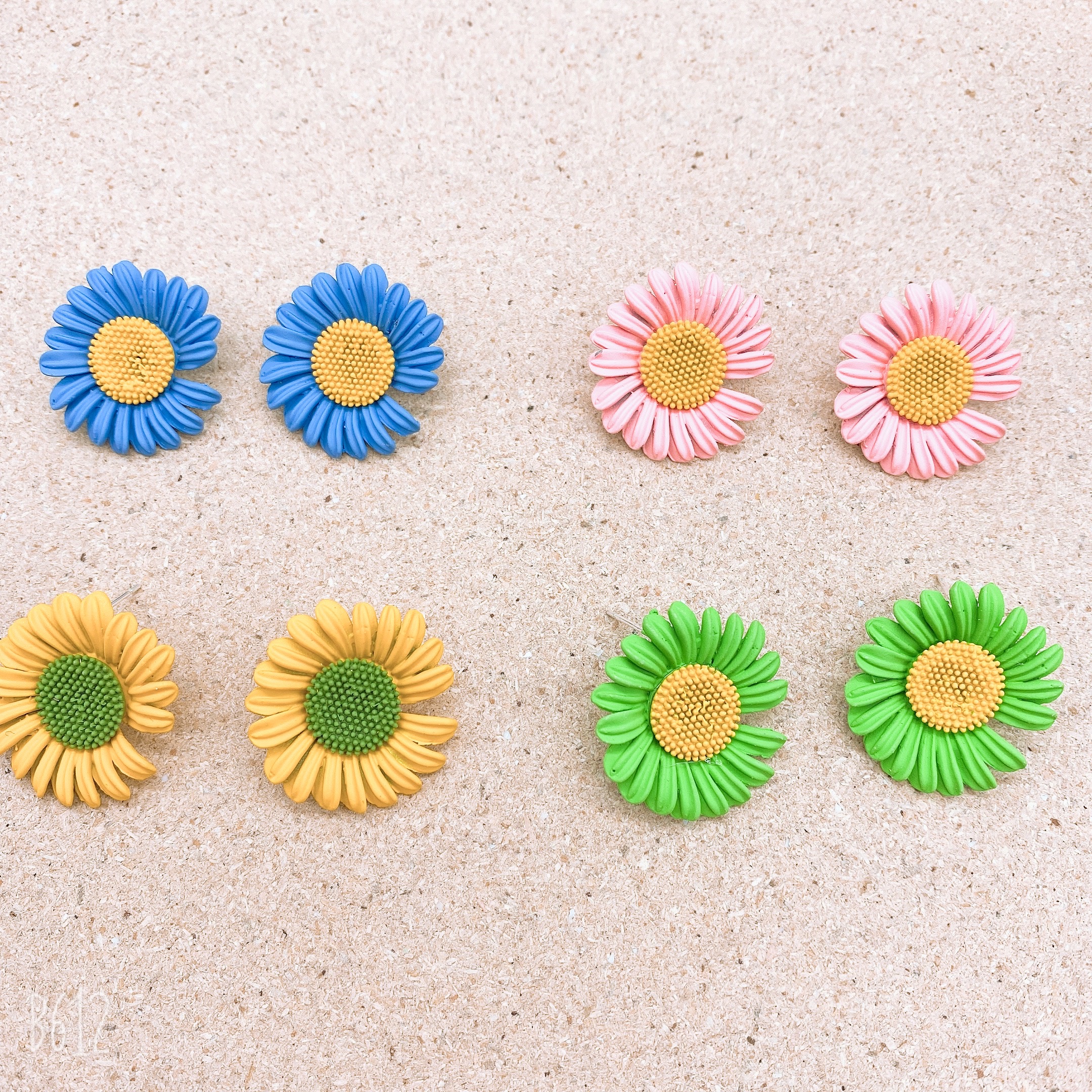 The exquisite and cute Daisy stud earrings will make you more charming. The new summer 2024 earrings are fashionable and versatile for women