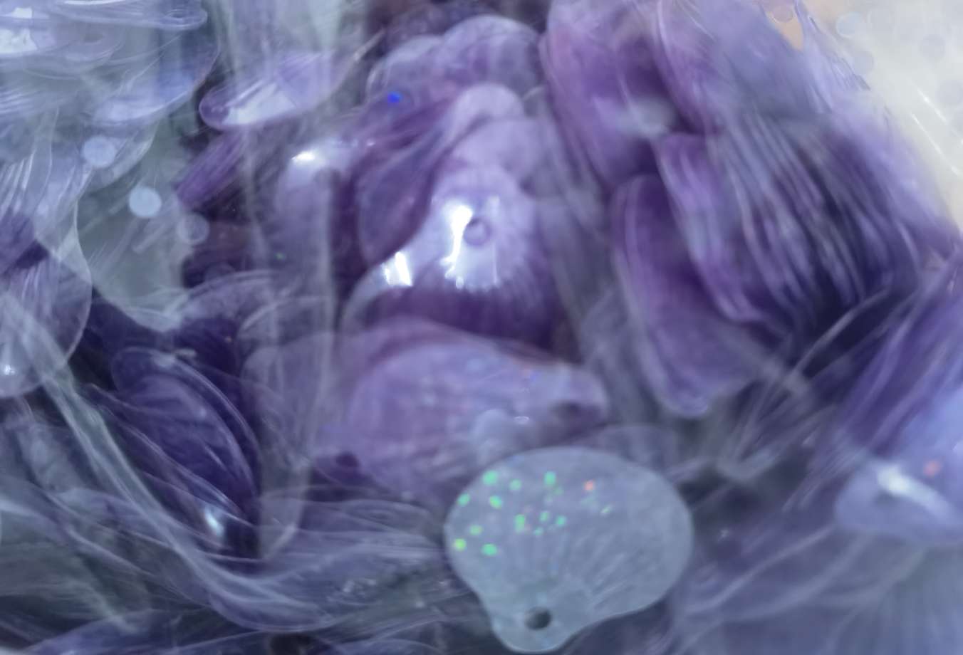 18×20 large-hole laser transparent purple pVC shell sequins, a newly developed color, are highly favored by industries such as clothing accessories, ribbons, jewelry and earrings, jigsaw puzzles, and intellectual development! Jincan 107