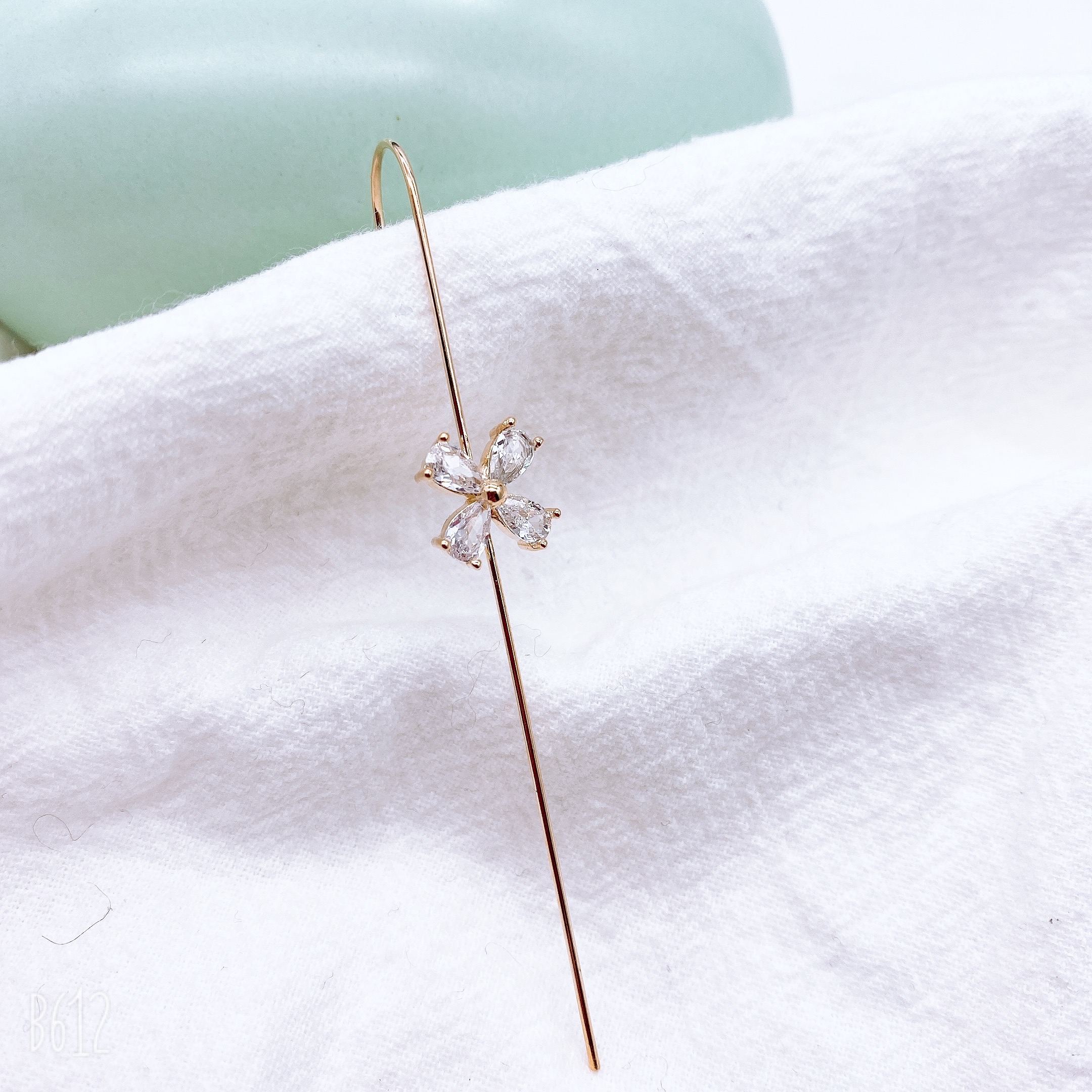 Exquisite earrings and ear hooks create a refined and fashionable beauty Item Picture