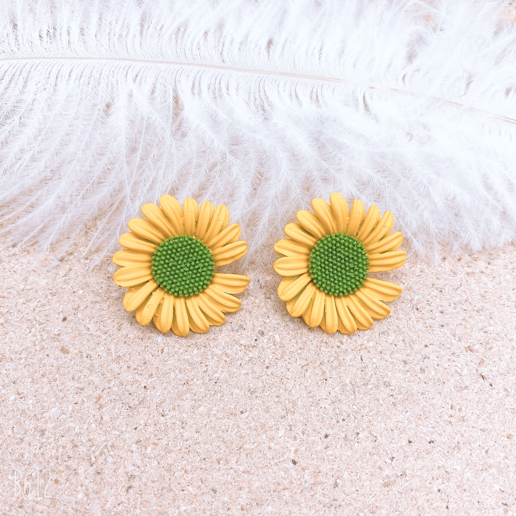 The exquisite and cute Daisy stud earrings will make you more charming. The new summer 2024 earrings are fashionable and versatile for women Specification image