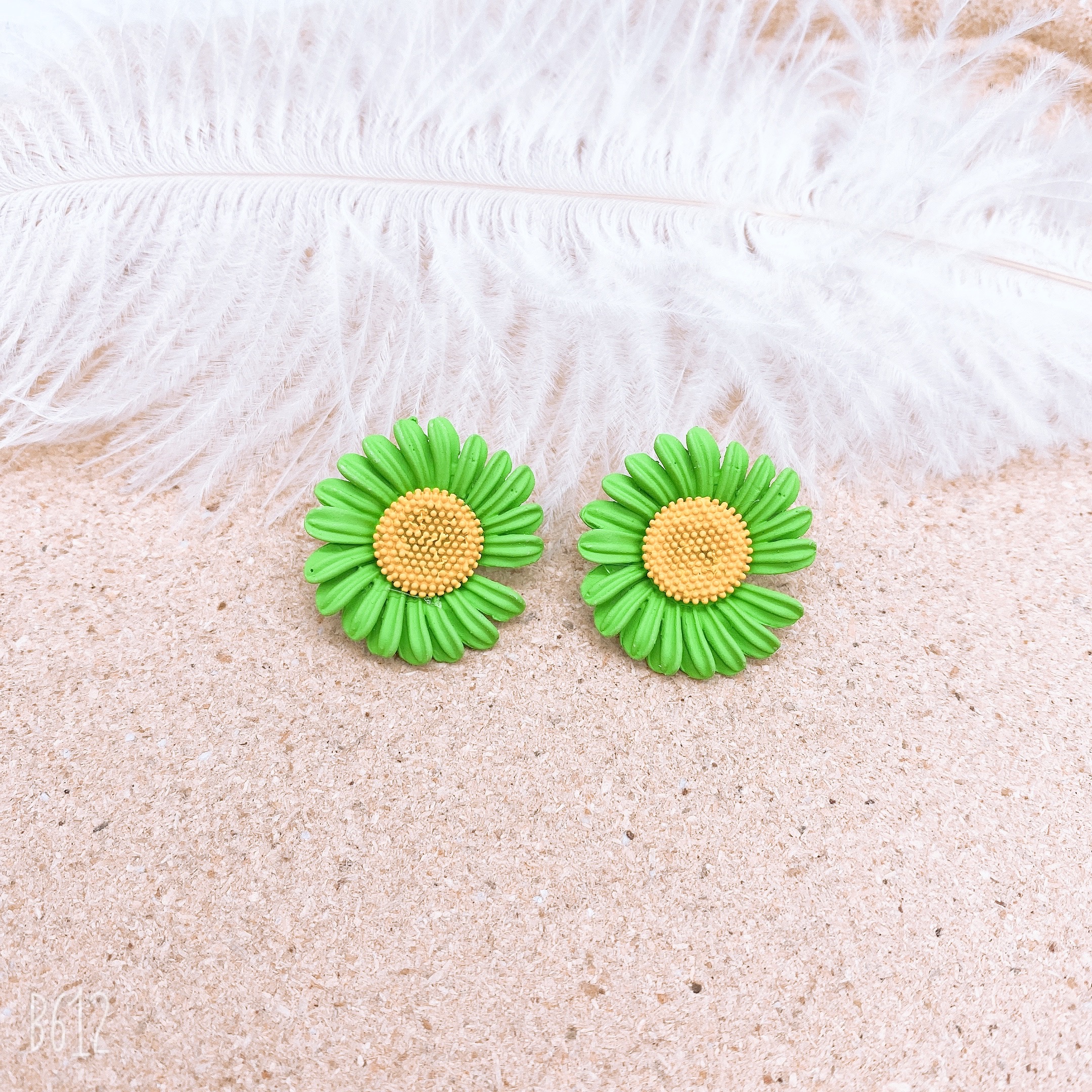 The exquisite and cute Daisy stud earrings will make you more charming. The new summer 2024 earrings are fashionable and versatile for women Item Picture