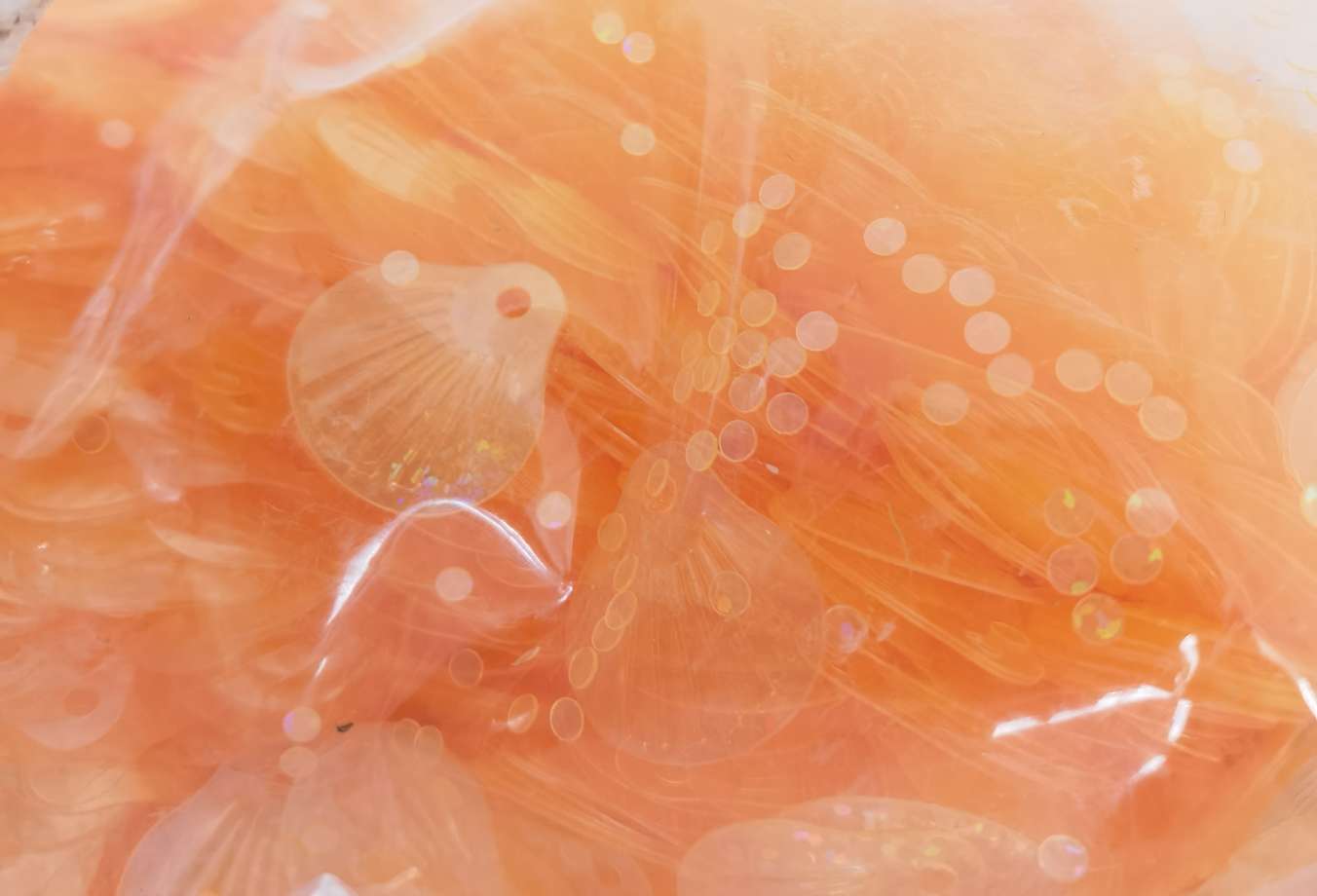 18×20 large-hole laser transparent purple pVC shell sequins, a newly developed color, are highly favored by industries such as clothing accessories, ribbons, jewelry and earrings, jigsaw puzzles, and intellectual development! Jincan 122 Specification image