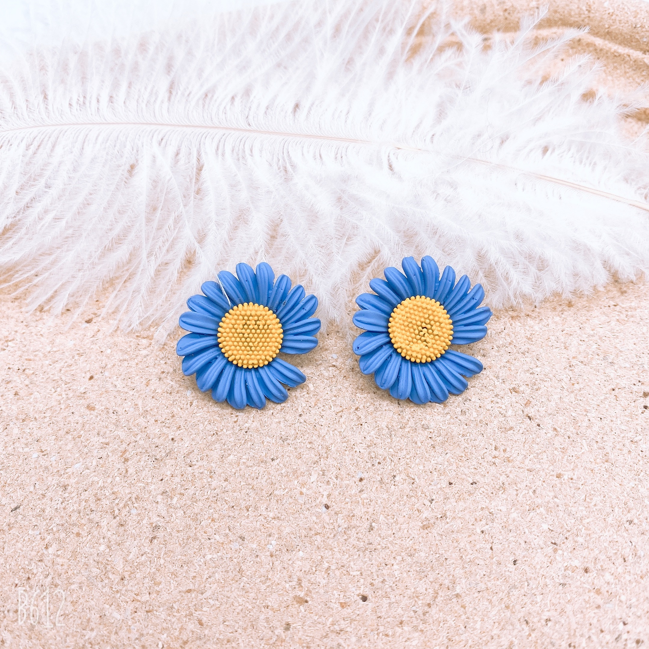 The exquisite and cute Daisy stud earrings will make you more charming. The new summer 2024 earrings are fashionable and versatile for women details Picture