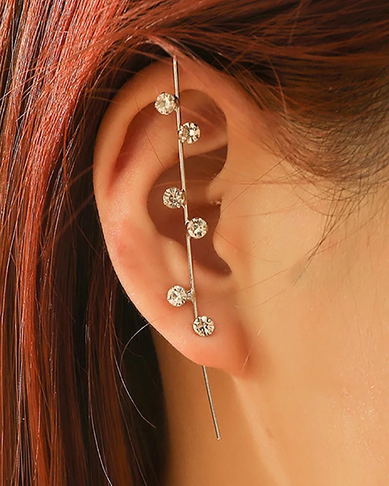 Exquisite earrings and ear hooks create a refined and fashionable beauty