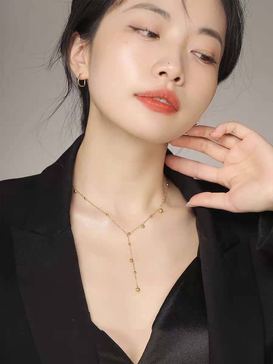 Golden and elegant lady necklace, women's niche sweater chain, new trendy neck chain, long collarbone chain, versatile detail image 3