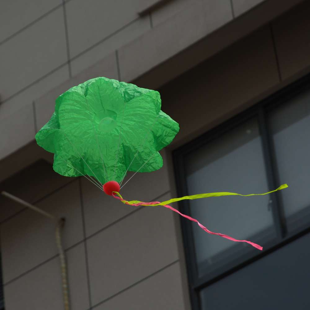 1. Children's parachute 25/ medium pack: One box contains 500 pieces. (Box size: 47.5X47.5X23CM) 5 colors: red, green, yellow, rose red, blue, single