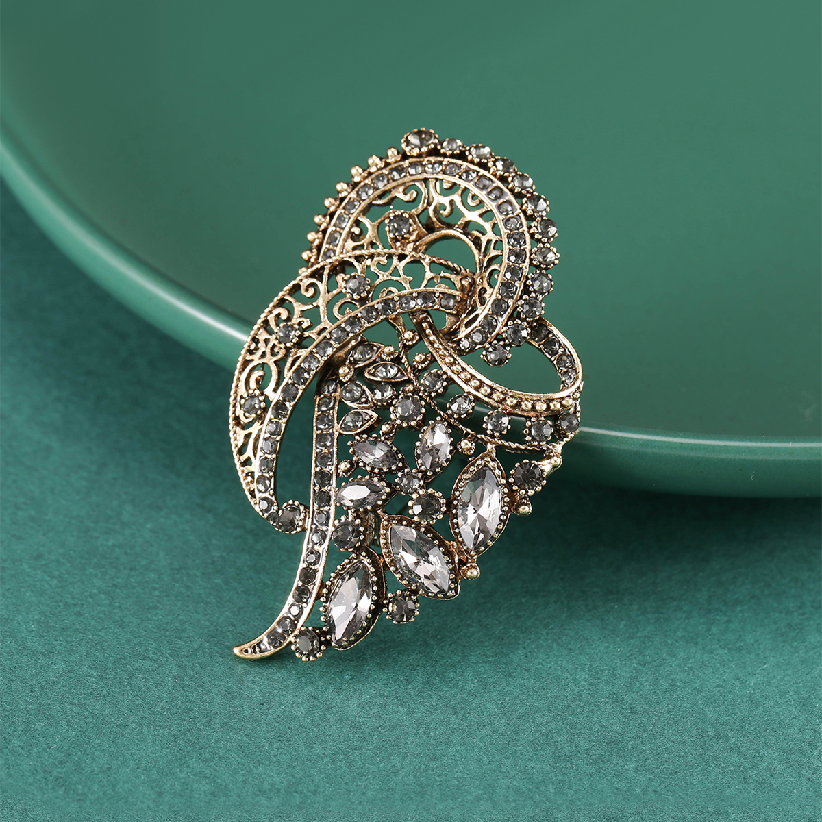 Hot-selling and popular European and American brooches, alloy rhinestone brooches, fashionable and elegant clothing accessories, retro court rhinestone brooches details Picture
