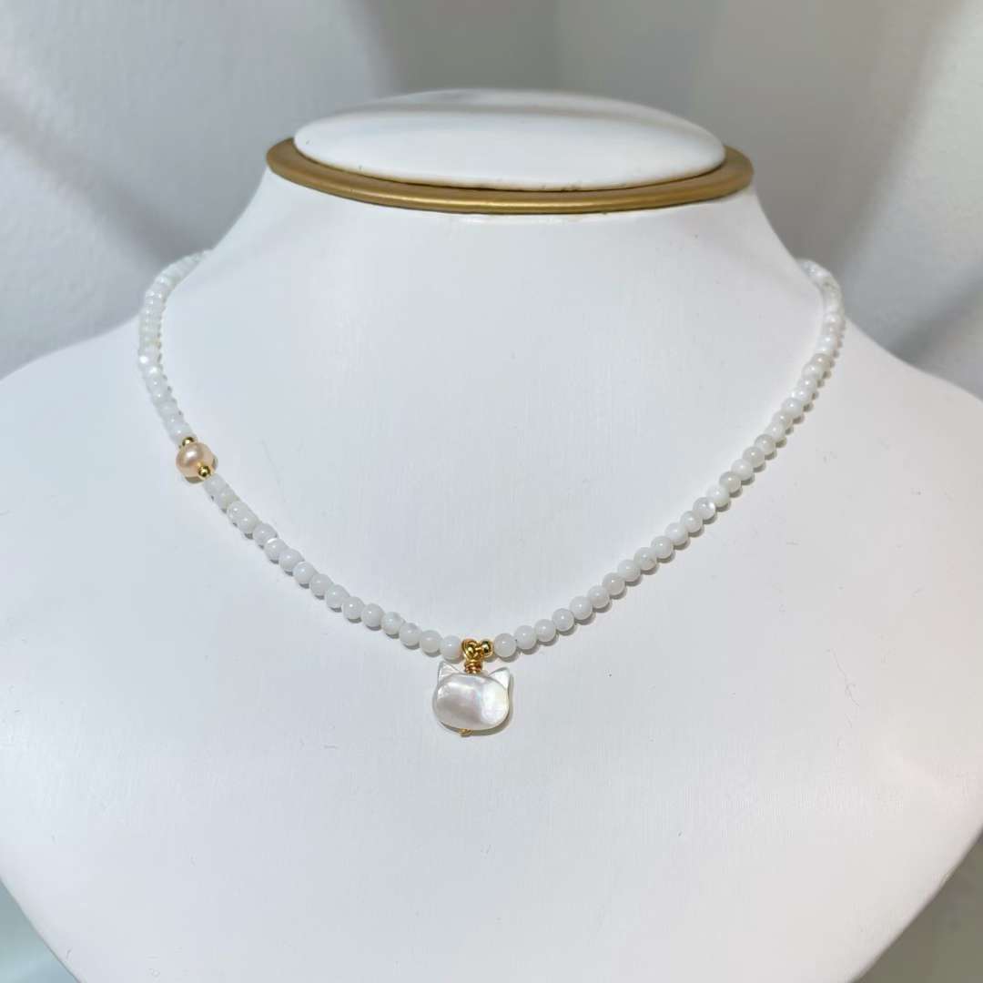 Black spinel mother-of-pearl cat collarbone chain, natural pearl necklace, versatile black necklace, simple and elegant Specification image