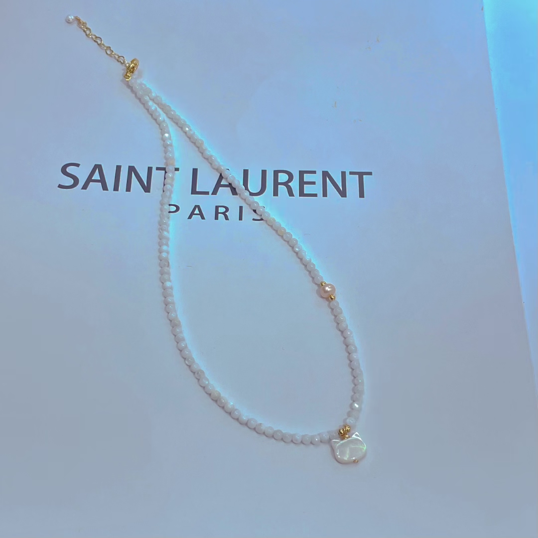 Black spinel mother-of-pearl cat collarbone chain, natural pearl necklace, versatile black necklace, simple and elegant Application Scenario