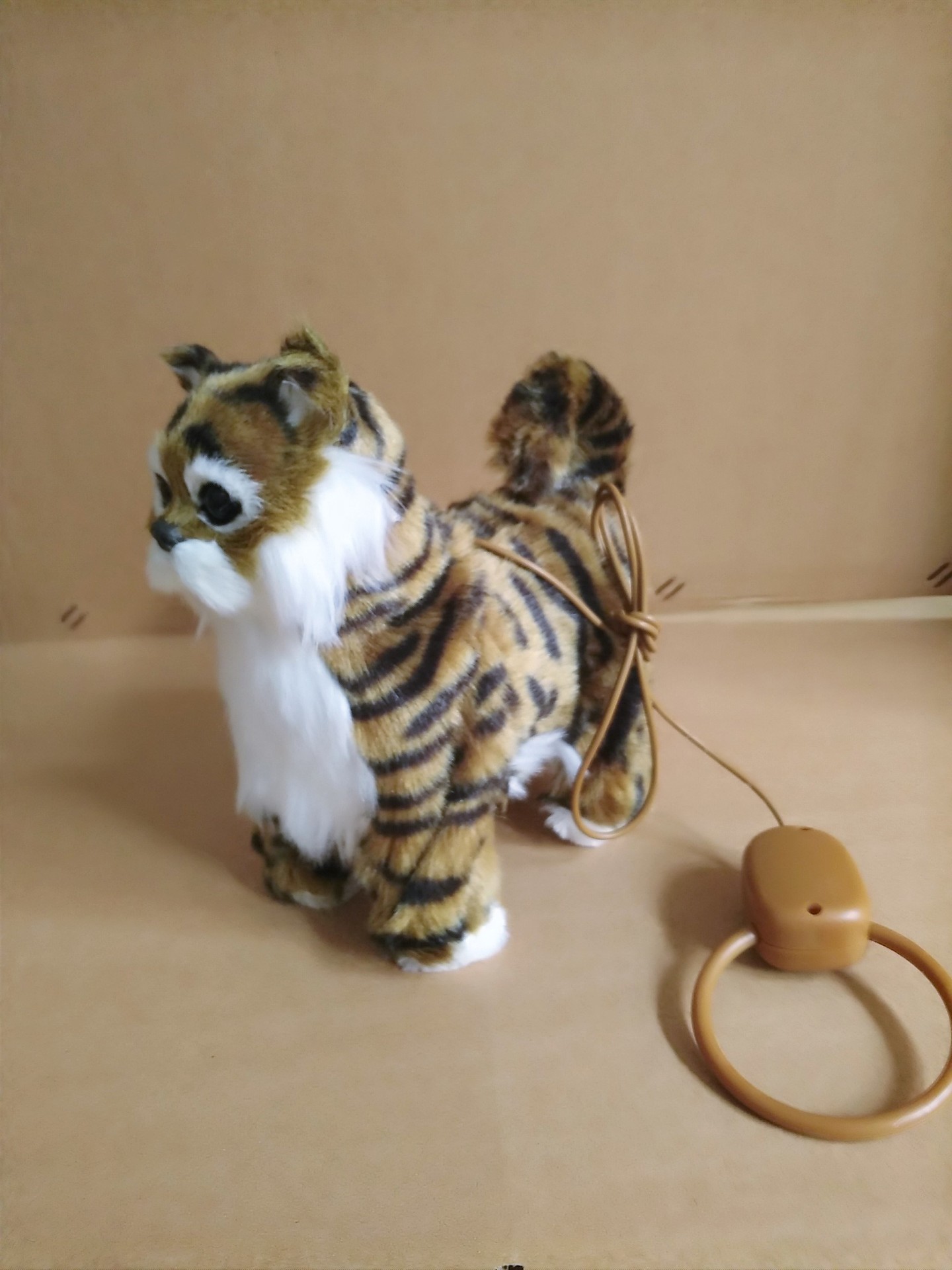 The electric simulation cat can walk, wag its tail, sing, lead a leash, be a toy for children to walk cats, and be a plush toy cat pic 3