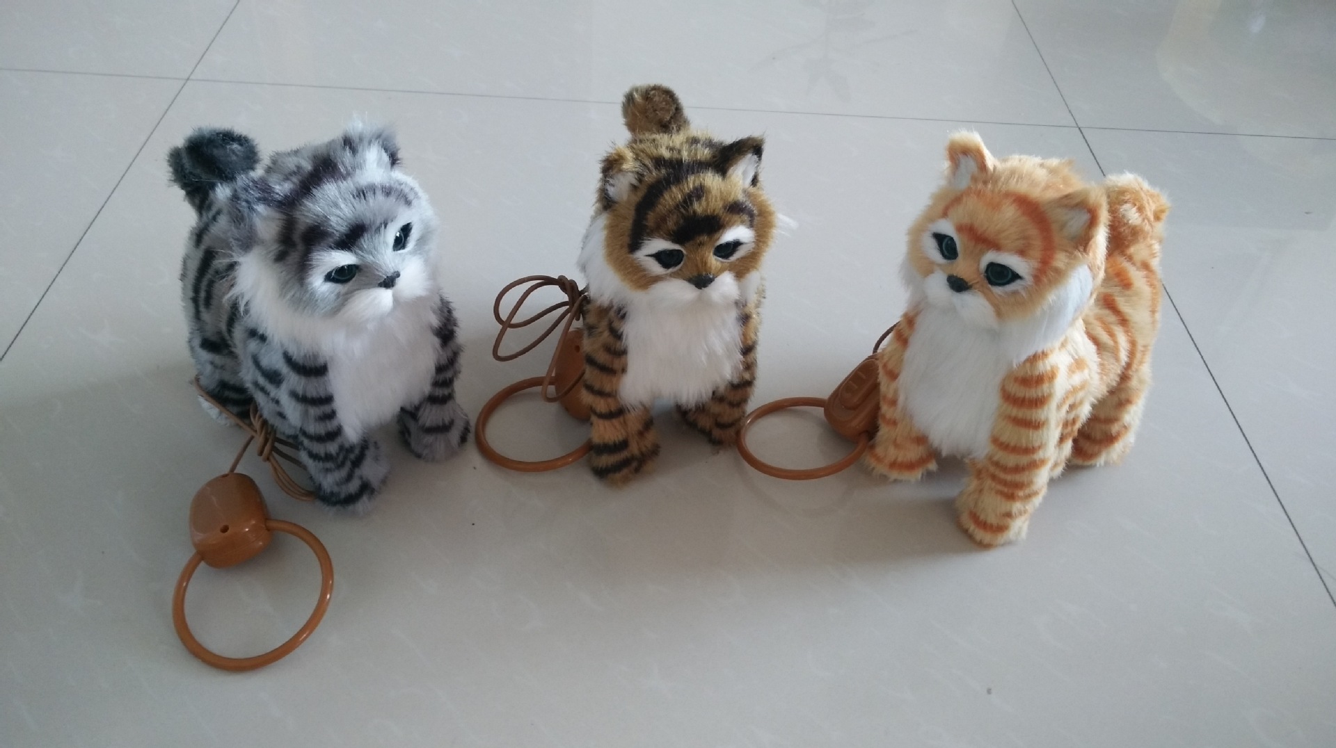 The electric simulation cat can walk, wag its tail, sing, lead a leash, be a toy for children to walk cats, and be a plush toy cat details Picture