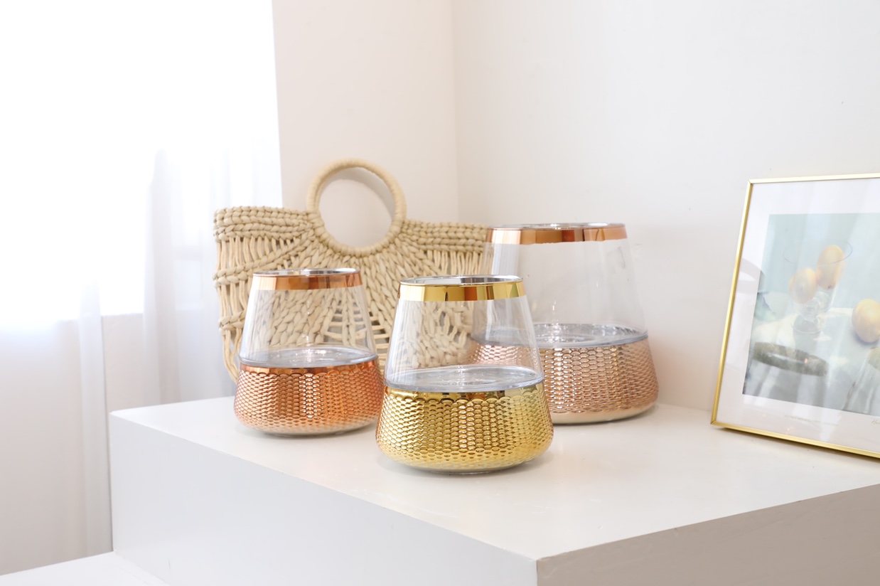 The creative glass vase can be used for flower arrangement or as a candlestick Application Scenario