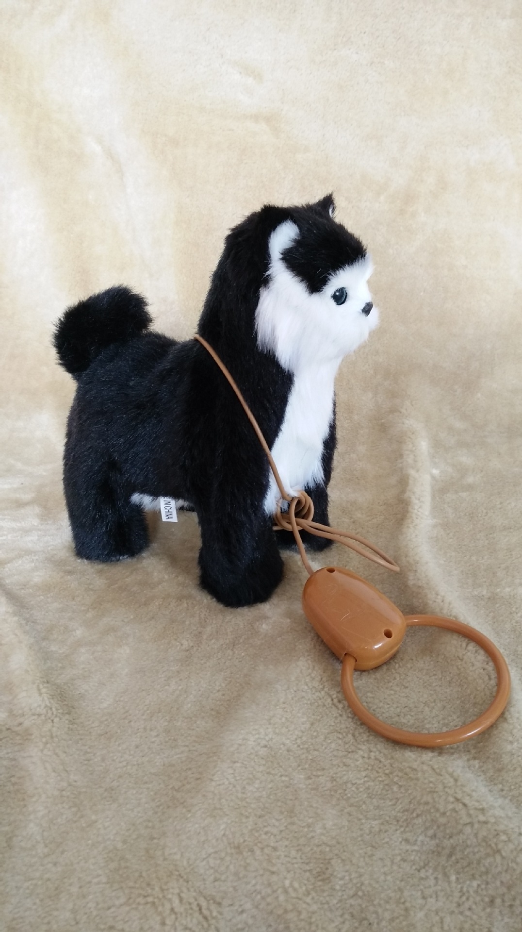 The electric simulation cat can walk, wag its tail, sing, lead a leash, be a toy for children to walk cats, and be a plush toy cat Application Scenario