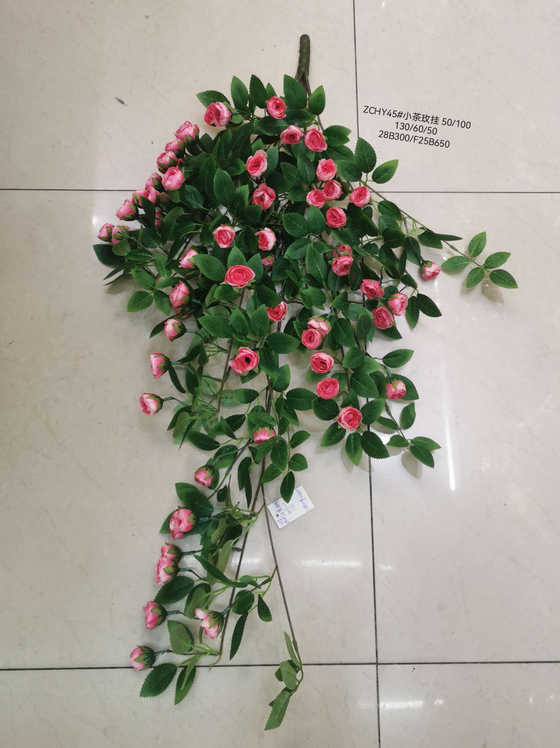 Wedding video: The bride holds a bouquet of flowers and makes a flower arrangement. Home decoration: living room, conference hall, hotel lobby. Realistic arched plant walls, rose wall hangings, and small tea rose hangings are placed details Picture