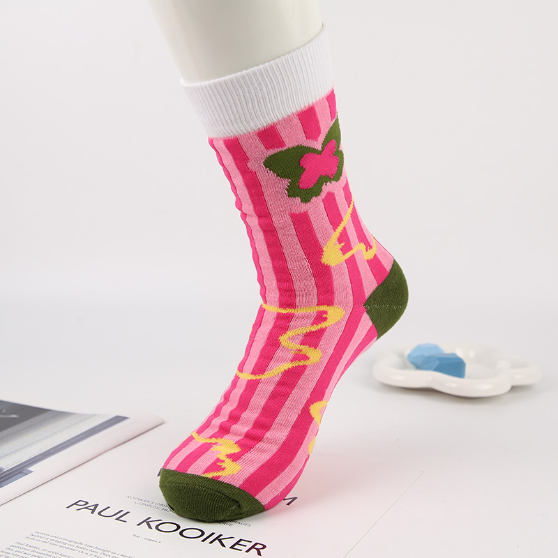 New spring and summer trendy and versatile mid-calf socks for women to wear on top of rose-pink sports socks Application Scenario