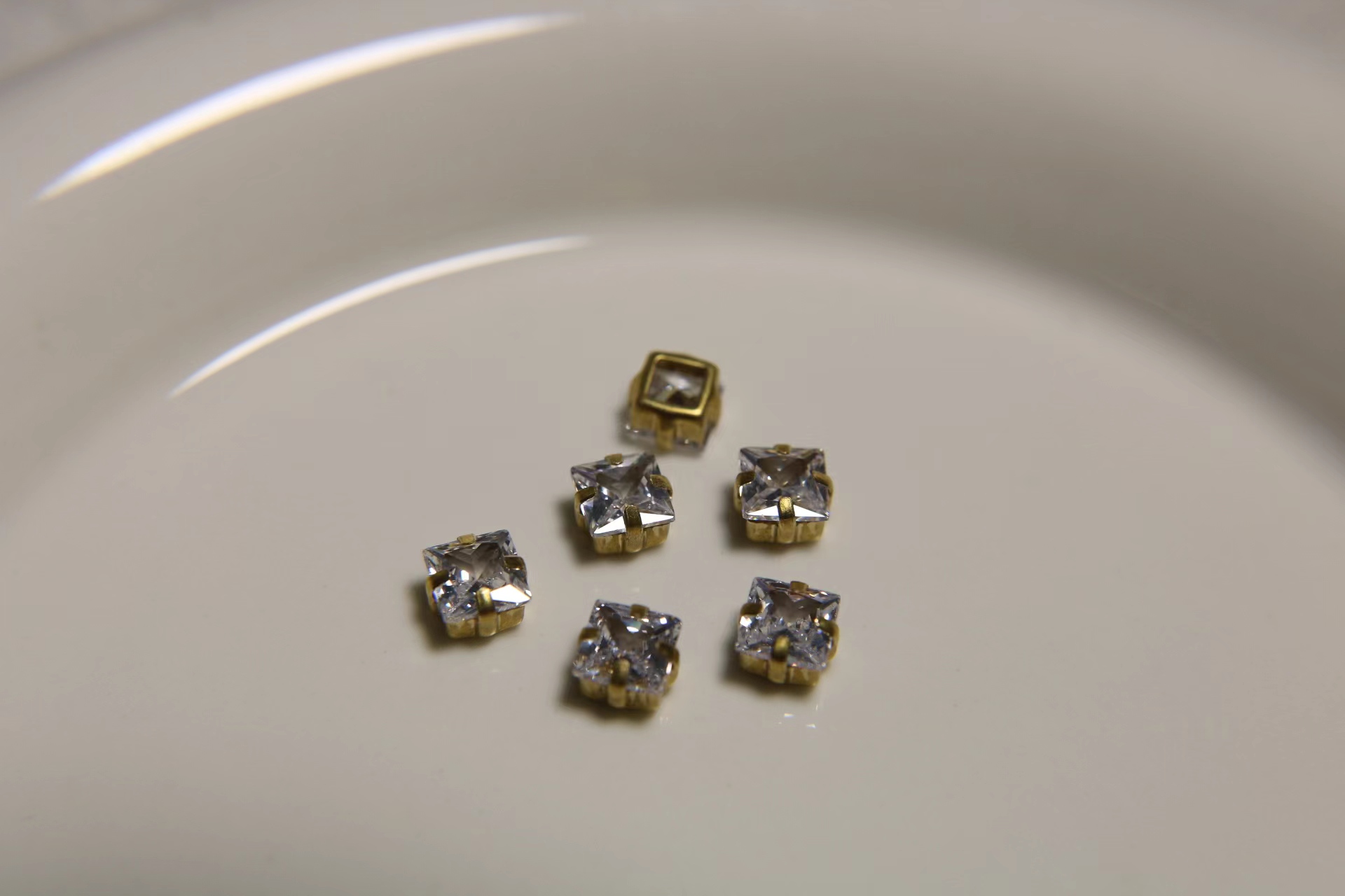Wholesale of square zircon claw clamps, four-claw hand-sewn diamonds, DIY jewelry accessories Application Scenario