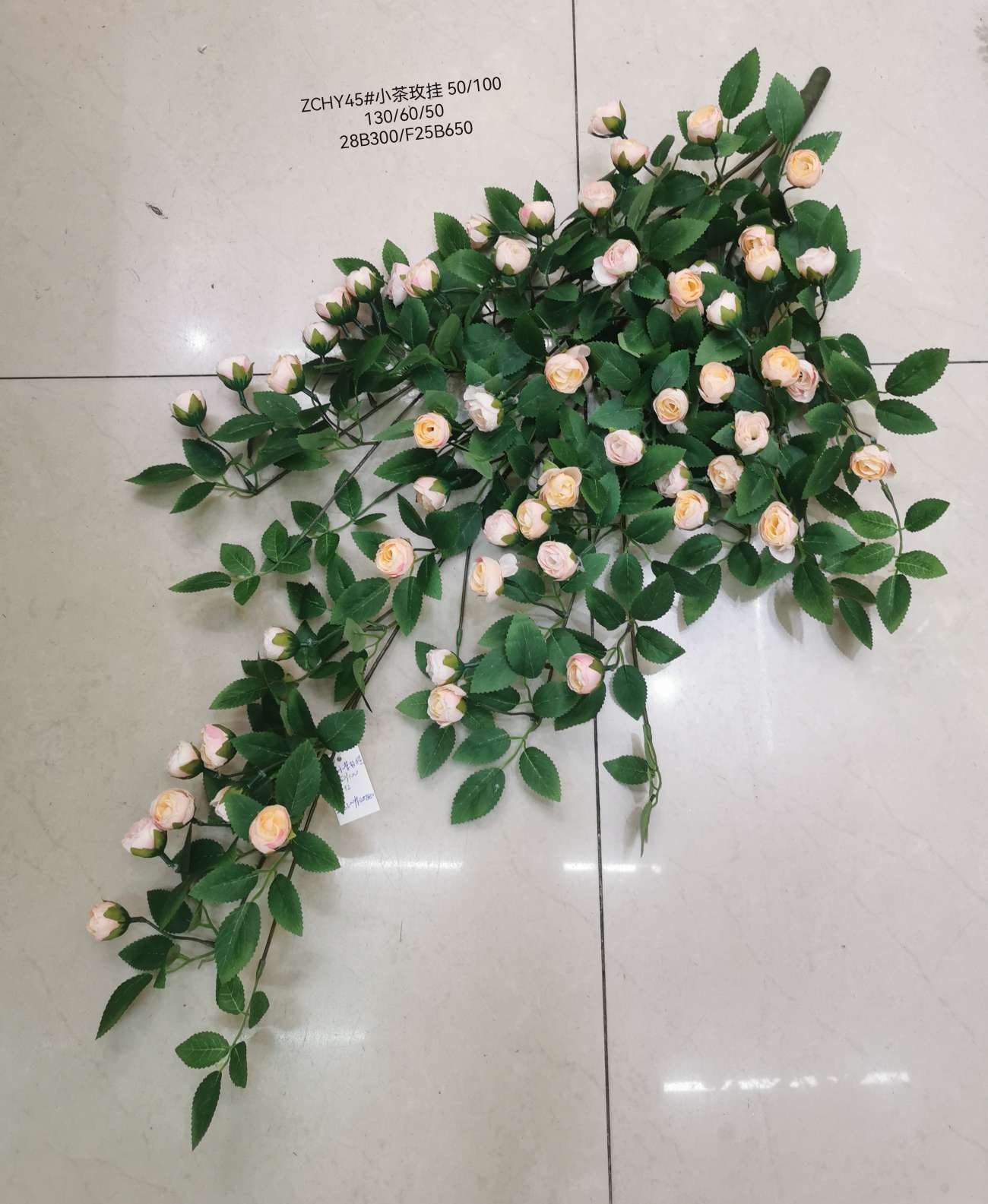 Wedding video: The bride holds a bouquet of flowers and makes a flower arrangement. Home decoration: living room, conference hall, hotel lobby. Realistic arched plant walls, rose wall hangings, and small tea rose hangings are placed Specification image