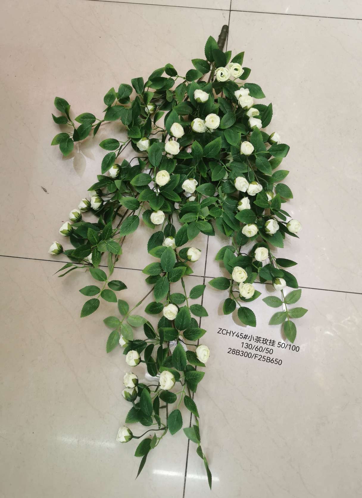 Wedding video: The bride holds a bouquet of flowers and makes a flower arrangement. Home decoration: living room, conference hall, hotel lobby. Realistic arched plant walls, rose wall hangings, and small tea rose hangings are placed Item Picture