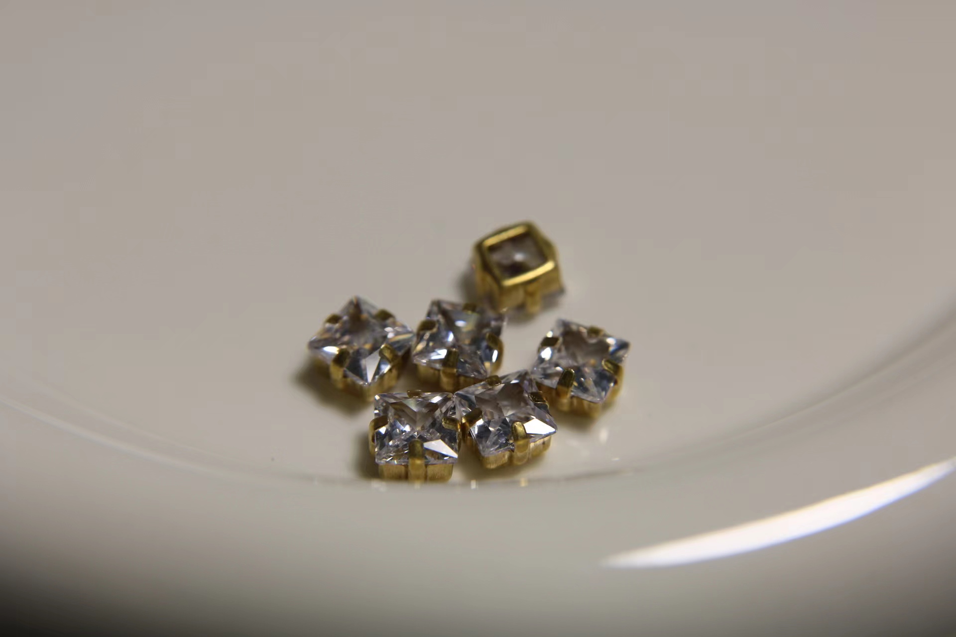 Wholesale of square zircon claw clamps, four-claw hand-sewn diamonds, DIY jewelry accessories Specification image