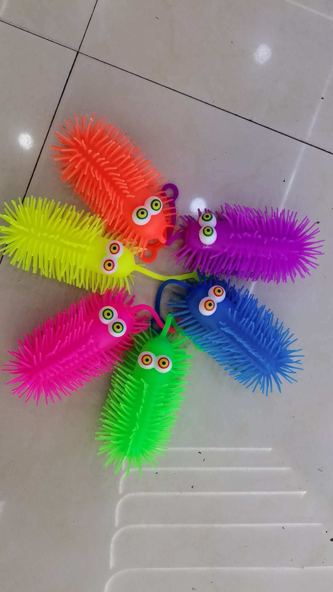 小玉米发光毛毛虫