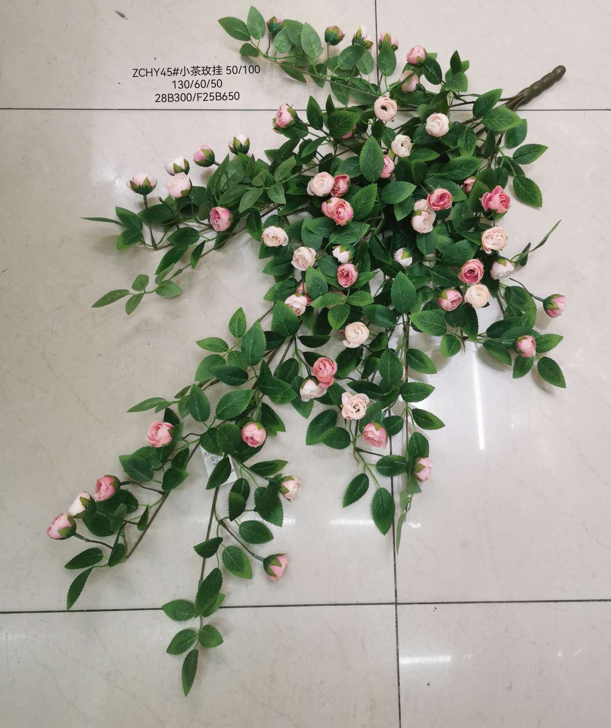 Wedding video: The bride holds a bouquet of flowers and makes a flower arrangement. Home decoration: living room, conference hall, hotel lobby. Realistic arched plant walls, rose wall hangings, and small tea rose hangings are placed Application Scenario