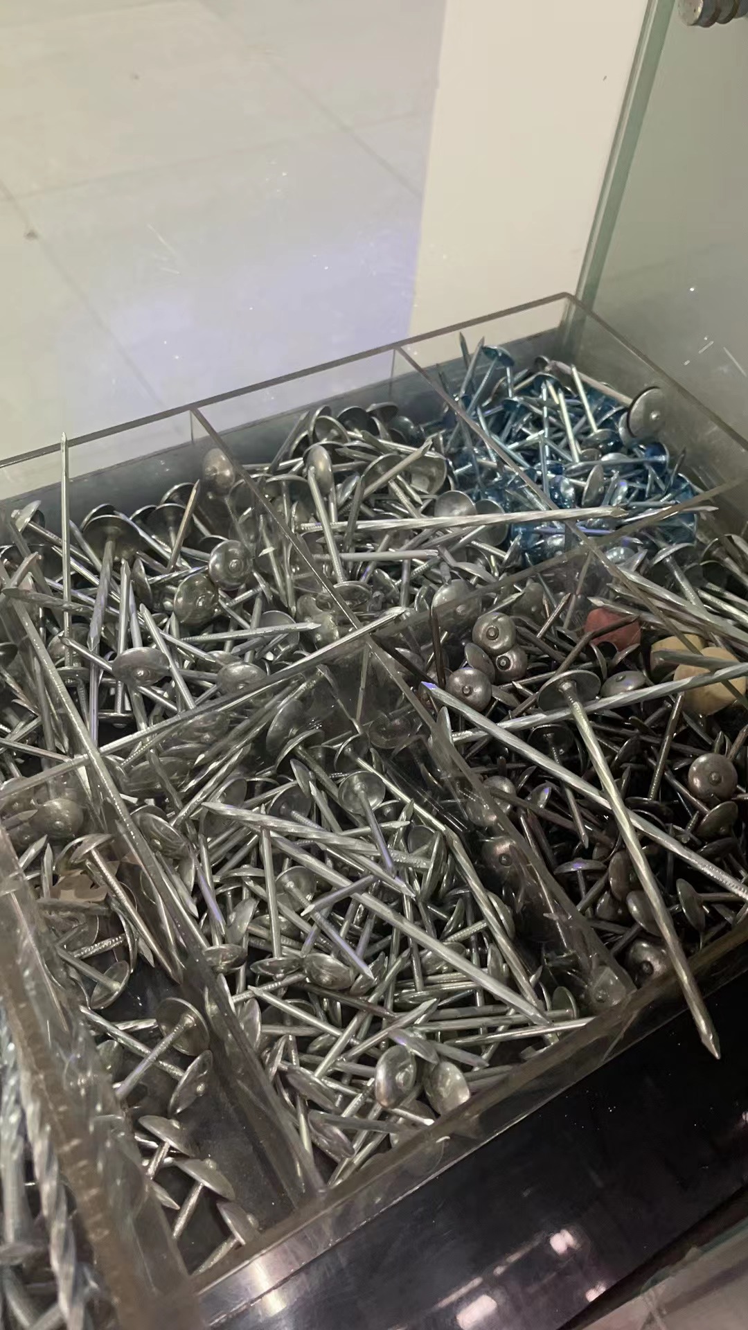 瓦楞钉/屋顶用钉/蓝白锌瓦楞钉产品图