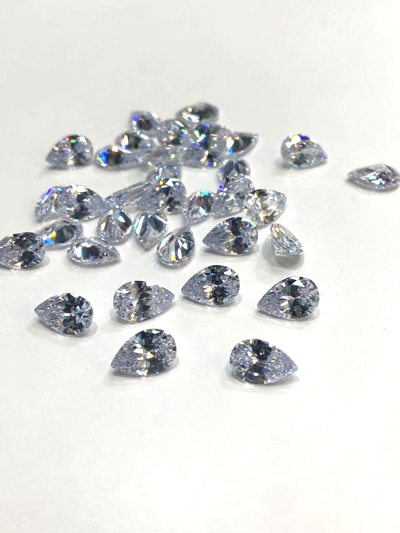 Teardrop-shaped zircon white jewelry accessories, artificial gemstone bare stone nail art accessories Item Picture