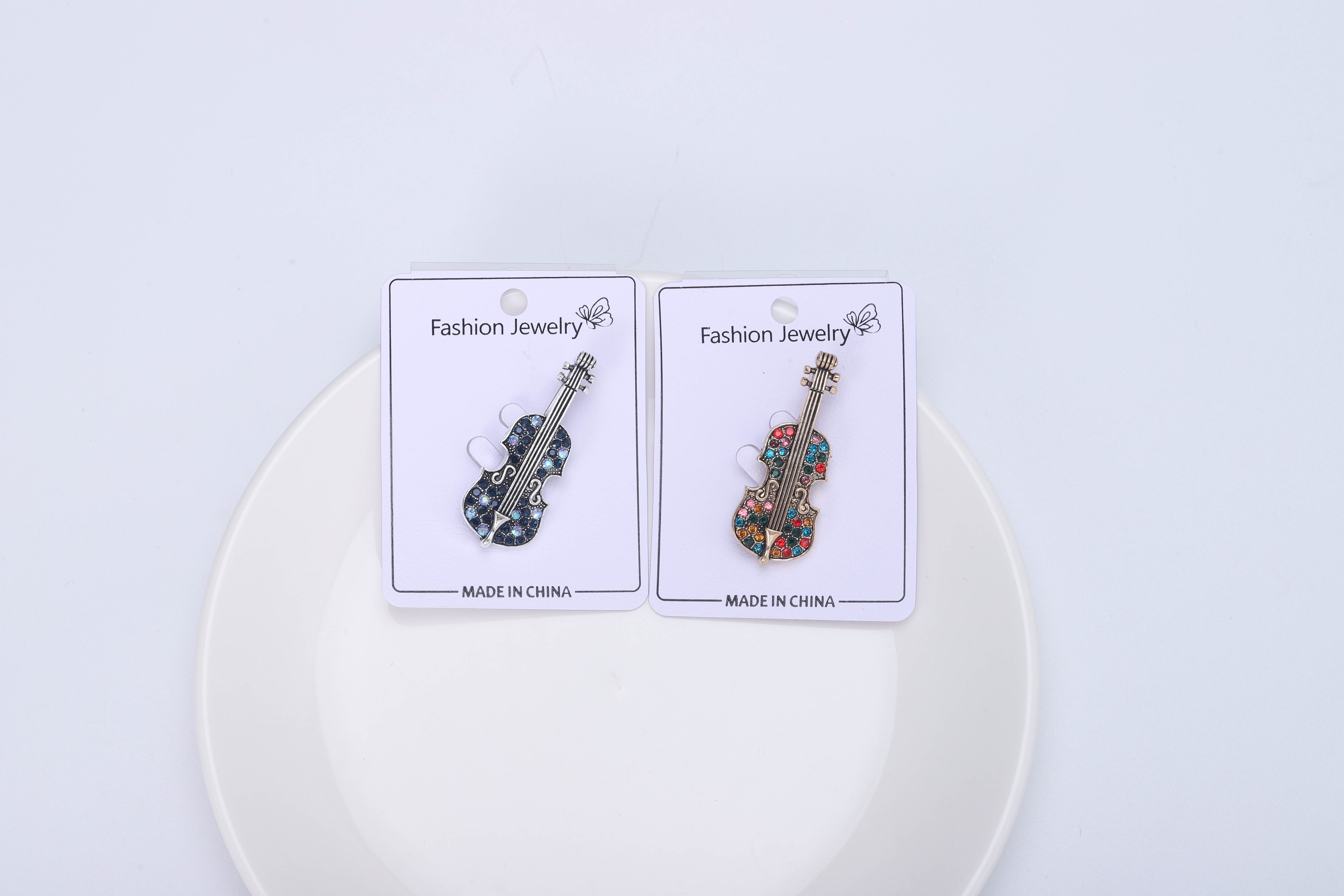High-end and exquisite violin brooch, retro full diamond instrument pin, elegant accessory for men's and women's suits, violin brooch, men's and women's accessory, high-end decoration, exquisite pin, secure clothes, anti-exposure button, brooch, retro details Picture
