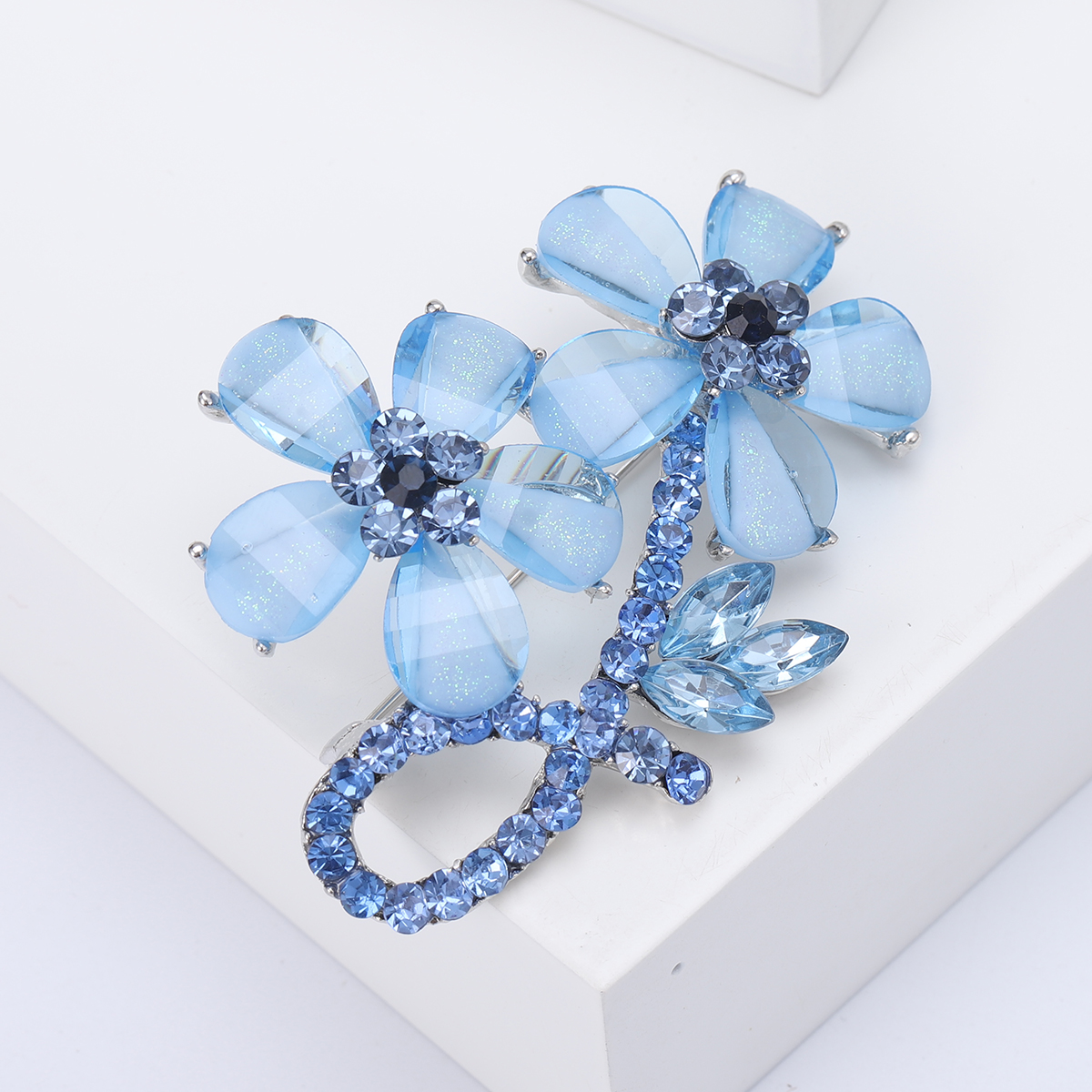 Korean water diamond flower brooch, ins elegant resin women's versatile flower brooch, suit brooch, cardigan pin, new blue diamond flower brooch, fashionable and exquisite, anti-exposure button, clothes, coat, cardigan collar accessory details Picture