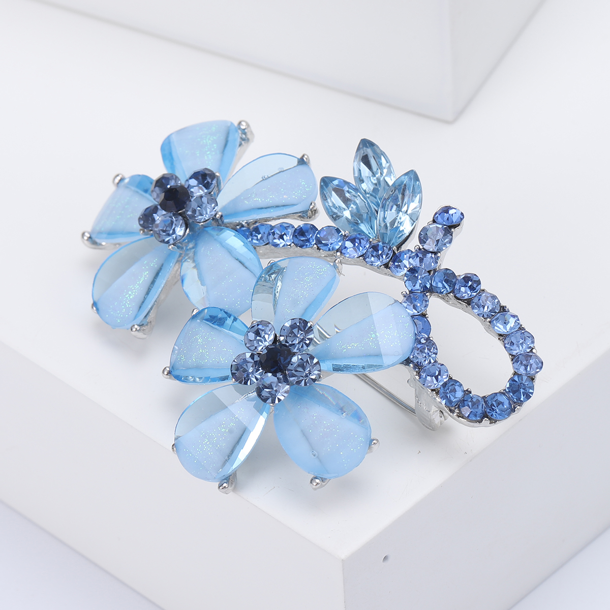 Korean water diamond flower brooch, ins elegant resin women's versatile flower brooch, suit brooch, cardigan pin, new blue diamond flower brooch, fashionable and exquisite, anti-exposure button, clothes, coat, cardigan collar accessory