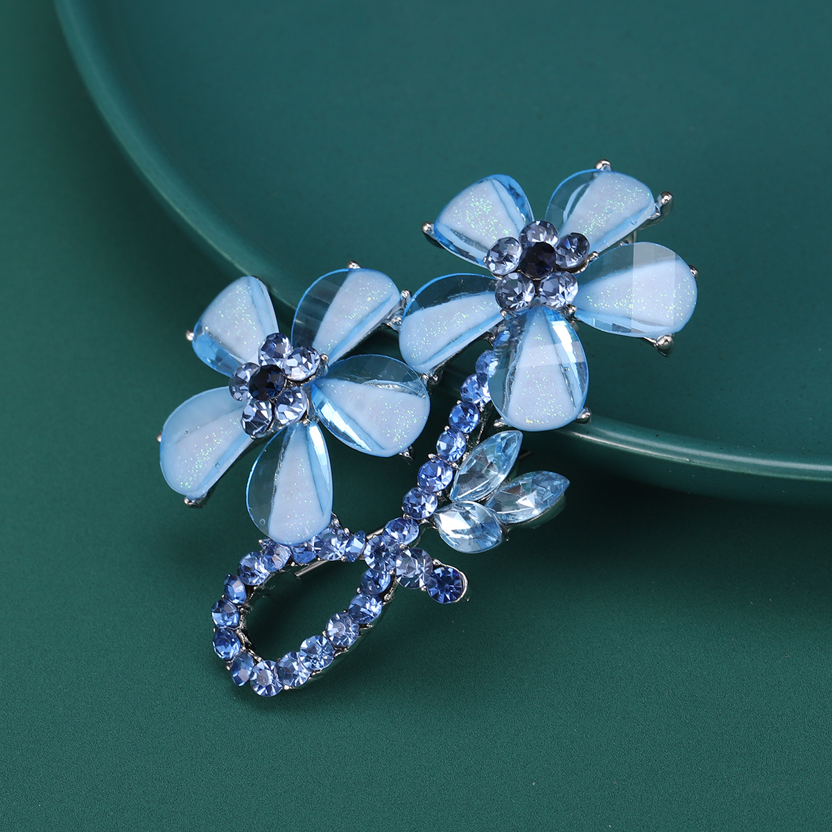 Korean water diamond flower brooch, ins elegant resin women's versatile flower brooch, suit brooch, cardigan pin, new blue diamond flower brooch, fashionable and exquisite, anti-exposure button, clothes, coat, cardigan collar accessory Specification image