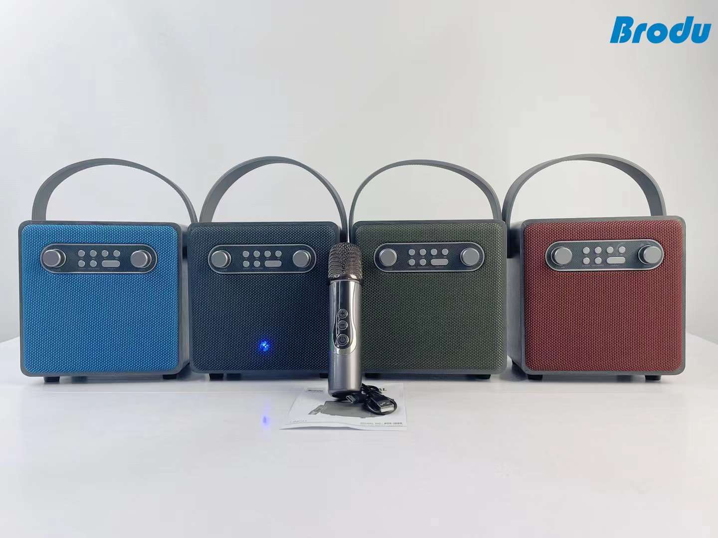 BTS-1688 4 "series portable speaker Bluetooth wireless speaker radio wireless microphone