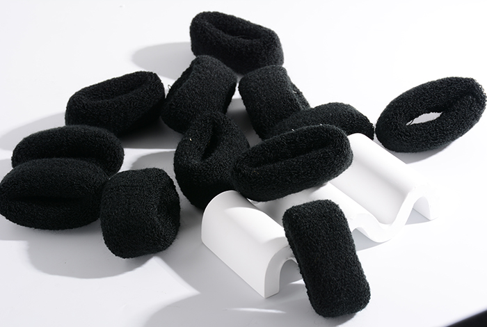 A seamless towel that doesn't harm hair, a large elastic black bun, and a thick hair band accessory for women pic 6