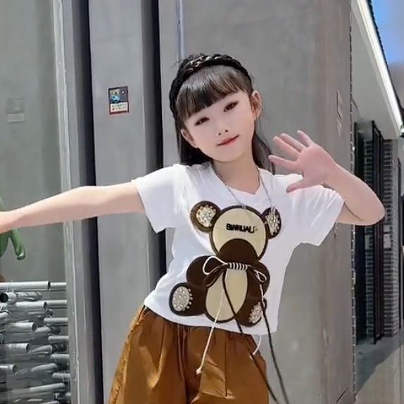 Children's clothing, summer wear for kids and girls, bear short-sleeved set, new summer fashionable two-piece pants for small and medium-sized children detail image 3