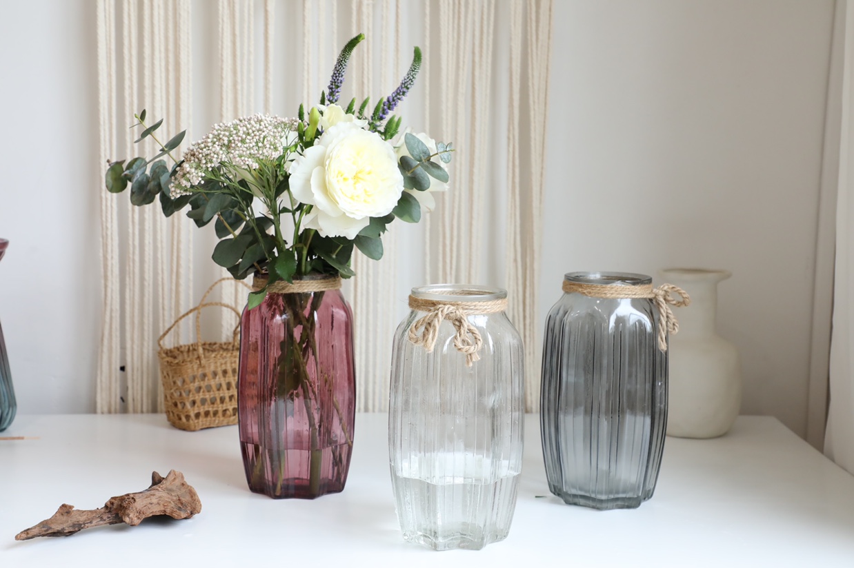 Colorful vertical glass vase Application Scenario