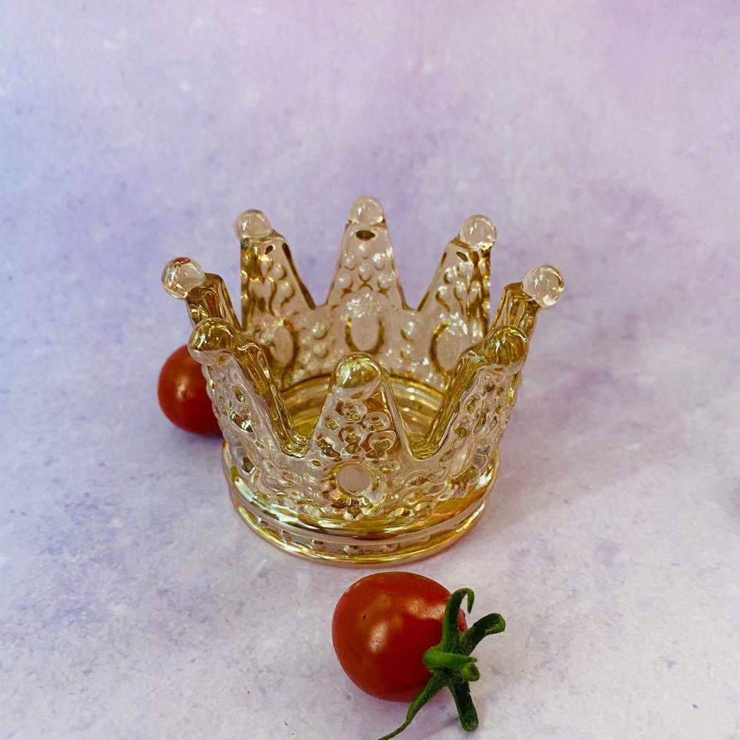The small crown-relief glass candlestick is romantic and exquisite Application Scenario