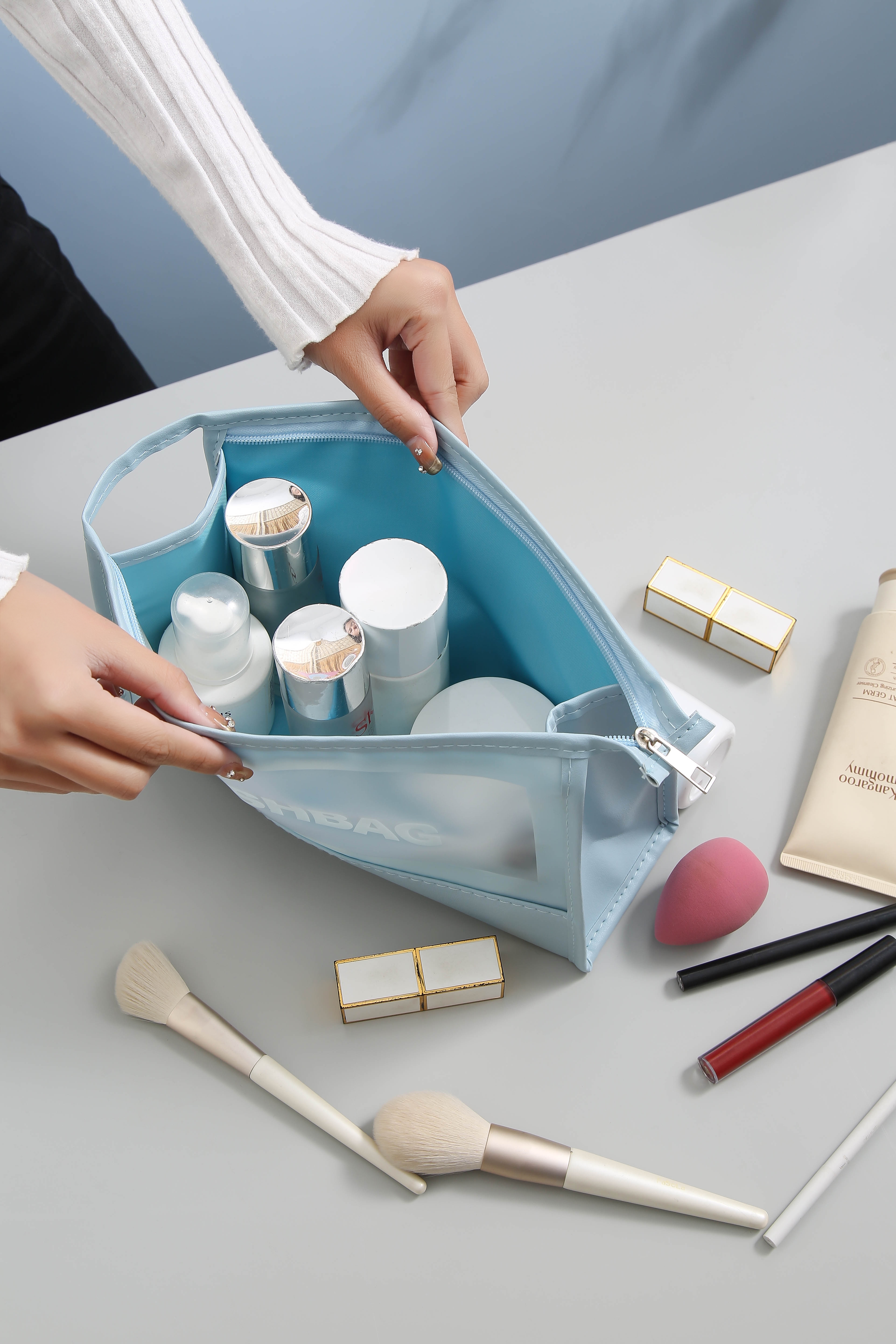 Simple Transparent Net Red Ins Wind Waterproof Letter Makeup Bag Large Capacity Portable Toiletry Bag Storage Bag Application Scenario
