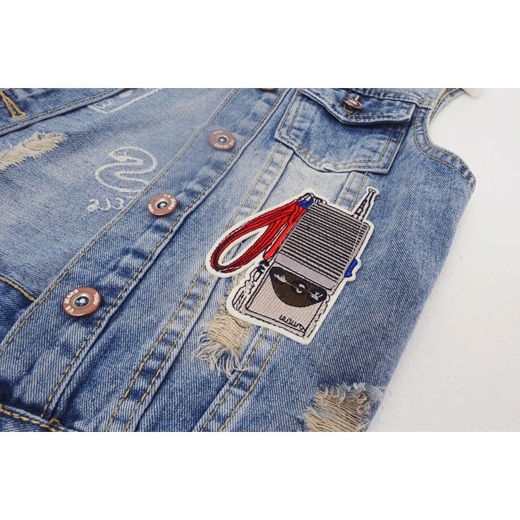 2023 Spring and Autumn New European fashion and individuality, perforated patchwork denim vest, women's summer short vest, waistcoat, waistcoat detail image 4