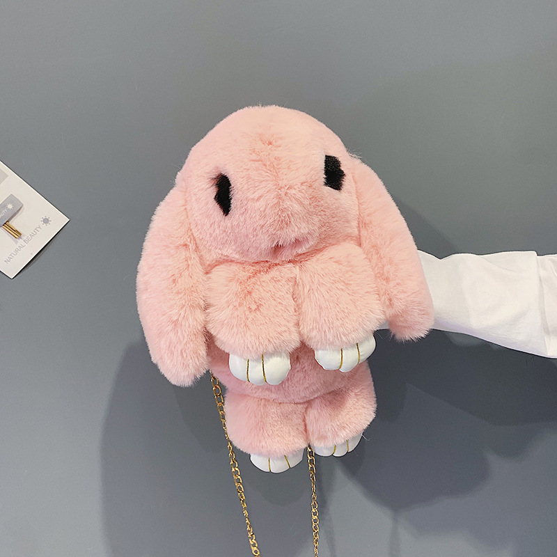 In 2023, we offer wholesale imitation rabbit fur dead rabbit bags, crossbody bags, cute rabbit bags, adorable rabbit bags, student bags, rabbit mobile phone bags. We have exquisite gifts in stock, including pink rabbits and black-eyed rabbits details Picture
