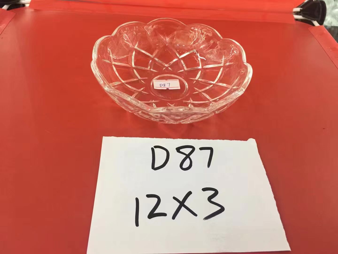 A cross-patterned glass candlestick tray for home decoration details Picture