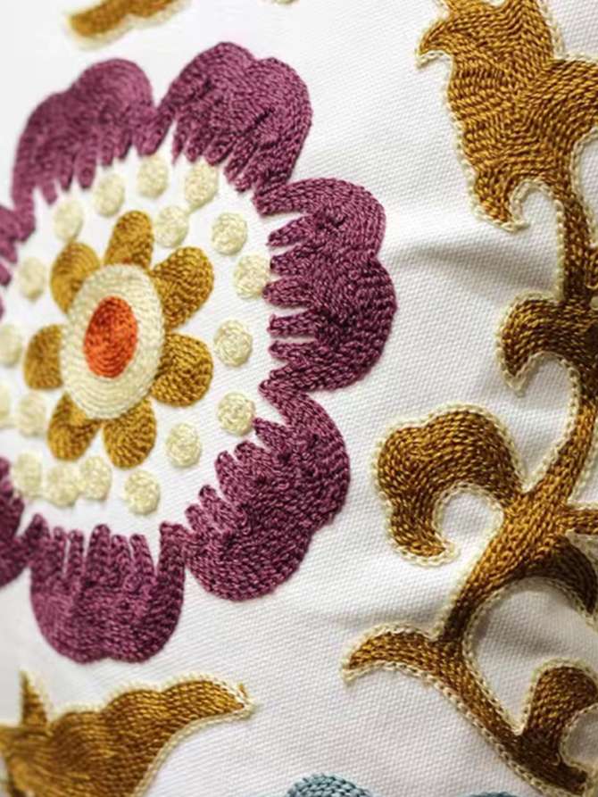 刺绣棉布抱枕产品图