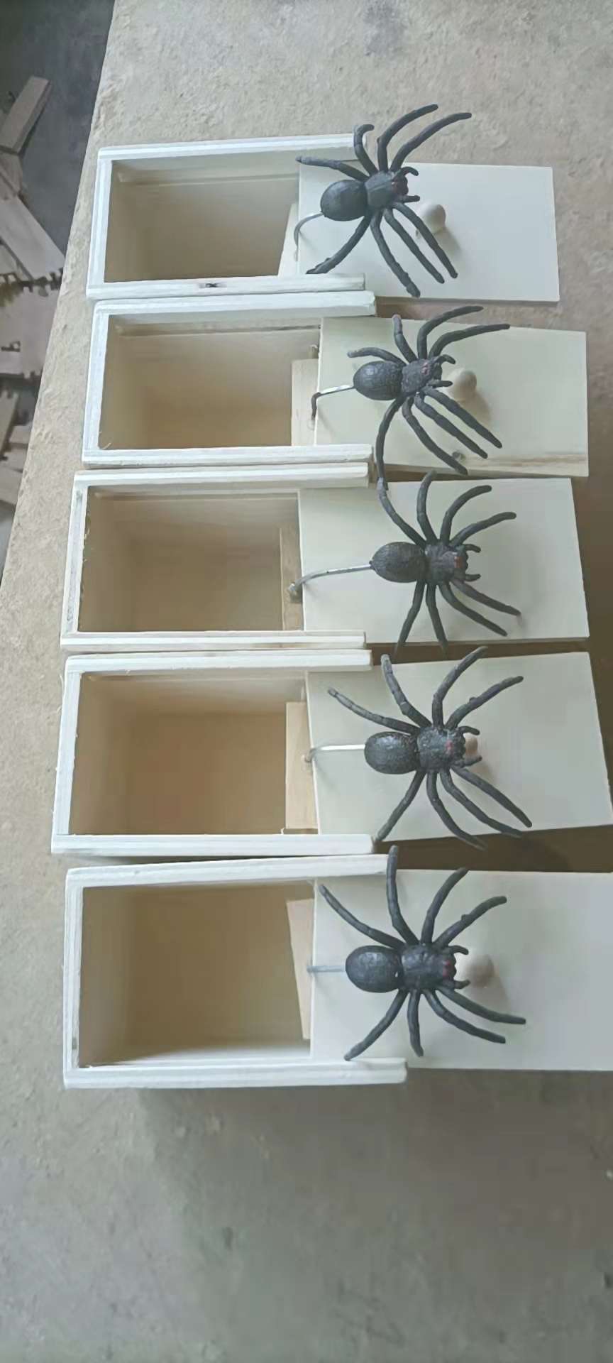 整蛊道具抖音同款吓一跳整人恶搞小虫盒子蜘蛛盒吓人恐怖小木盒详情图2