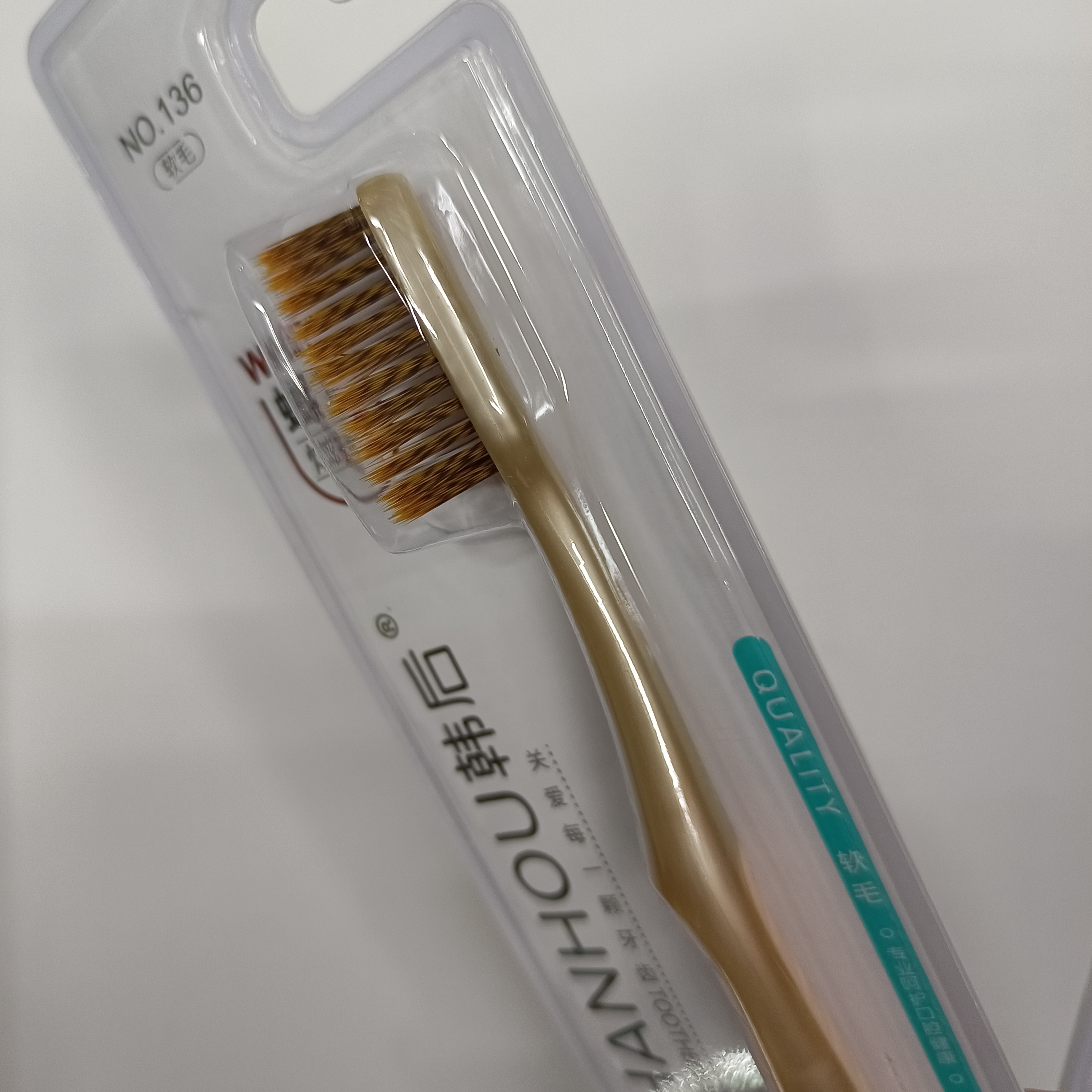 Yiwu Department Store Toothbrush Wholesale Hanhou 136 (30 Pieces/Seat) Spiral Silk Dazzle Care Clean Soft Bristle Toothbrush 2 Up Batch Free Delivery Item Picture