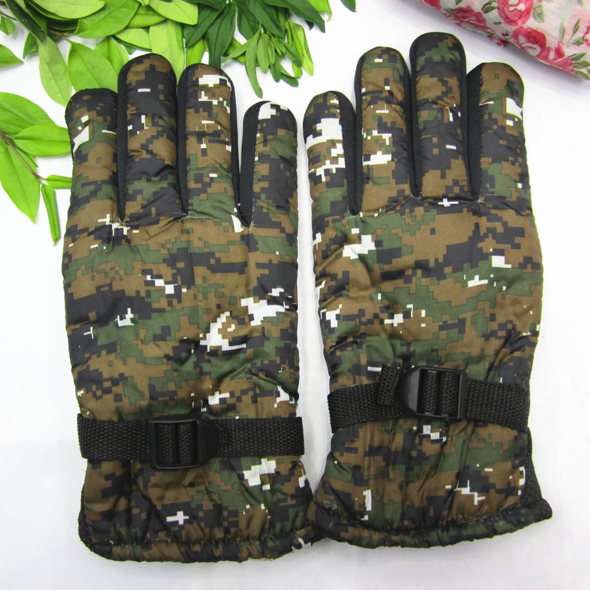 Cross-border factory direct sales, 2-cotton full store running around, street stall warm adult gloves, cycling inventory, casual gloves, fleece thickened windproof outdoor sports gloves, morning market street stall goods wholesale Application Scenario