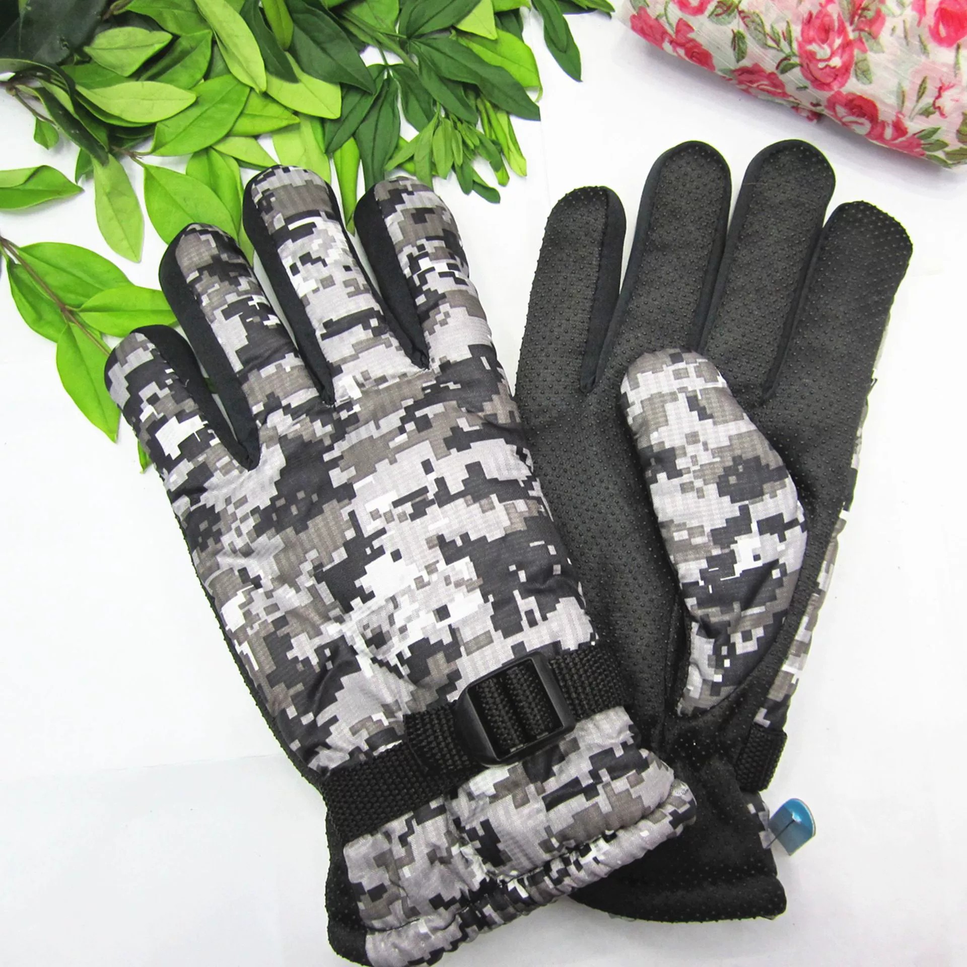 Cross-border factory direct sales, 2-cotton full store running around, street stall warm adult gloves, cycling inventory, casual gloves, fleece thickened windproof outdoor sports gloves, morning market street stall goods wholesale details Picture