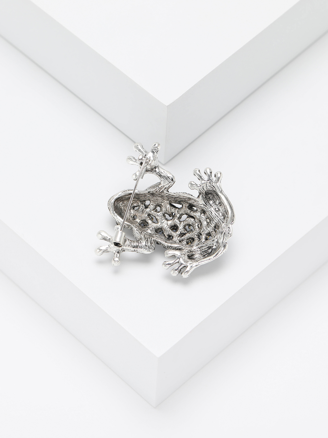 Frog brooch, clothing pin, metal rhinestone, fashionable brooch, personalized ins clothing accessory, new personalized cartoon brooch, fashionable alloy suit accessory, brooch, rhinestone, frog brooch, Korean version, popular brooch details Picture