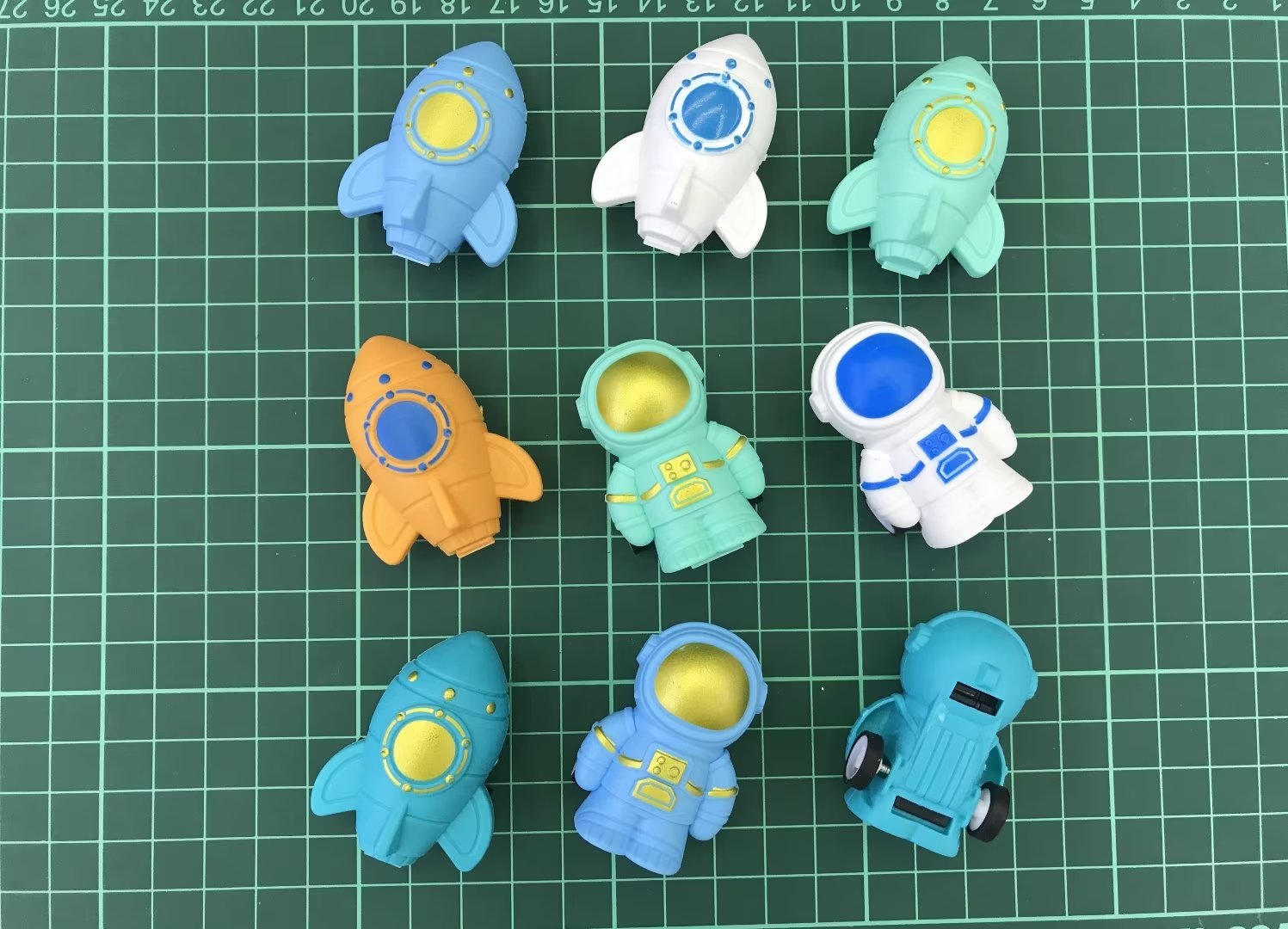 Children's toys, cartoon planes, astronauts, tricycle toys, kindergarten activity gifts, giveaways, mini toys, and fun gashapon toys