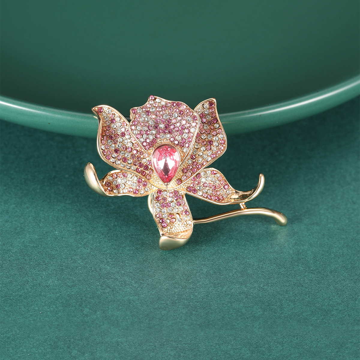 Elegant and refined lily brooch for women, high-end crystal grand suit brooch, Japanese and Korean plant and flower accessories, European and American colorful water diamond lily brooch, fashionable, elegant and grand brooch, versatile floral clothes and accessories for women details Picture