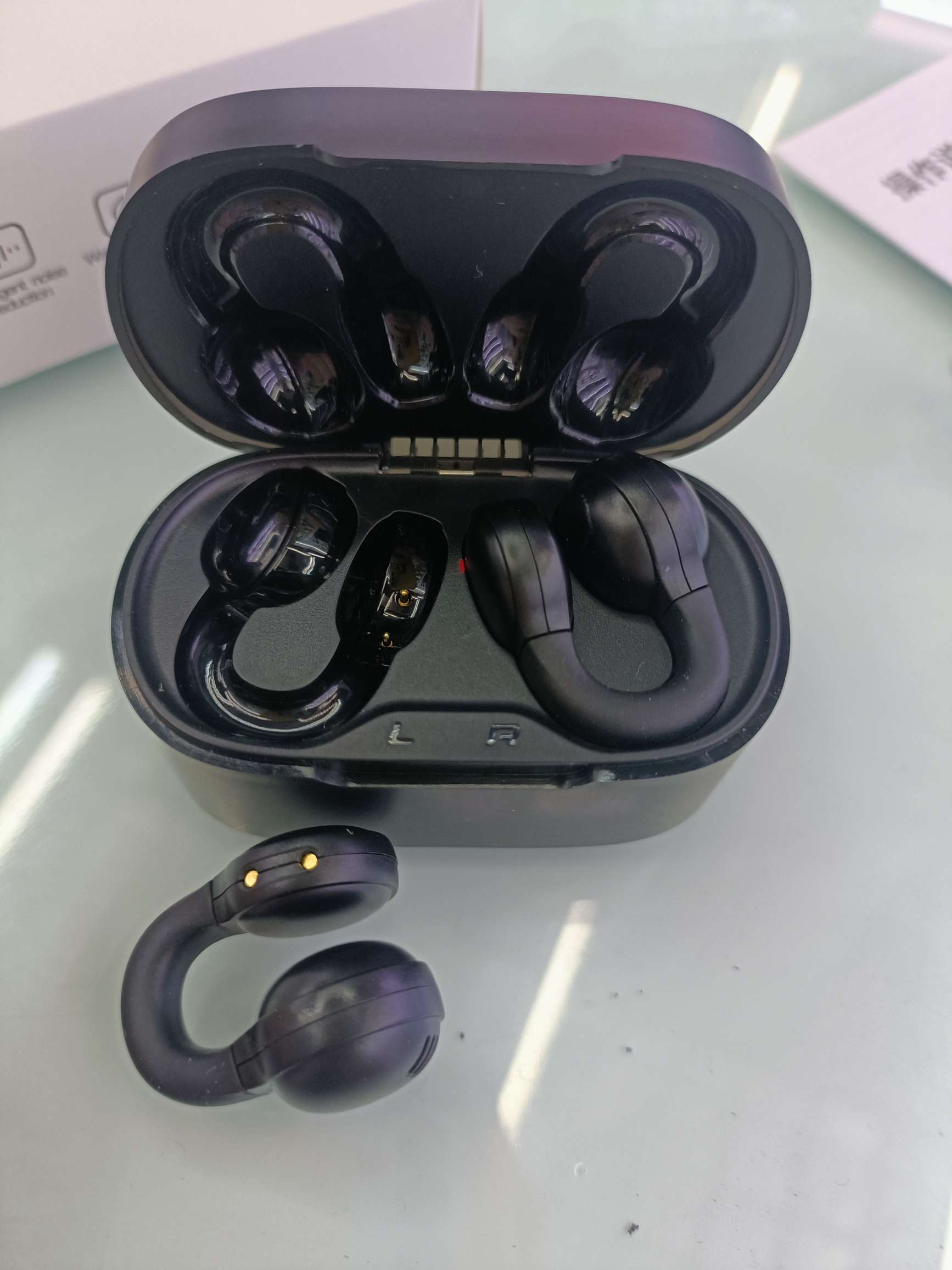 蓝牙耳机/X56耳机/耳夹夹耳耳机白底实物图