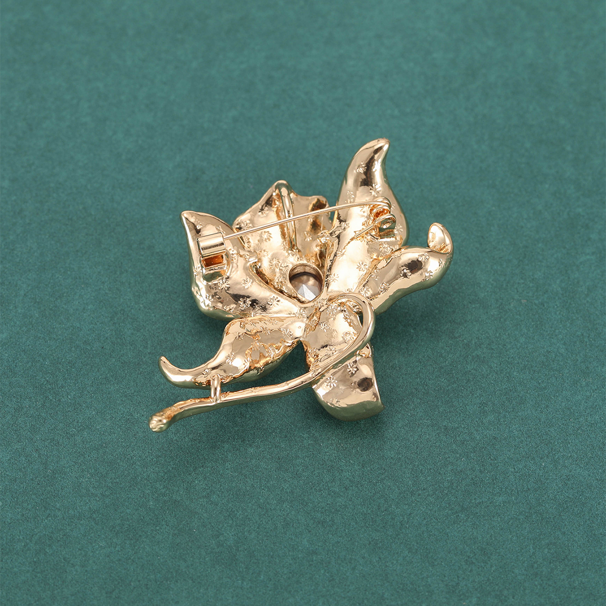 Elegant and refined lily brooch for women, high-end crystal grand suit brooch, Japanese and Korean plant and flower accessories, European and American colorful water diamond lily brooch, fashionable, elegant and grand brooch, versatile floral clothes and accessories for women Specification image